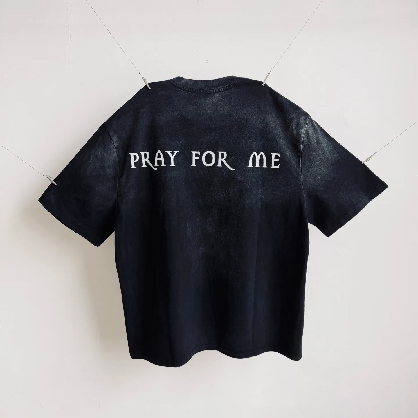P138 # CTS-104 Bieber's same style "HOLY PRAY FOR ME" limited edition. 260g heavyweight pure cotton fabric after washing. Retro single-stitch heaven and earth stitch craftsmanship. Hand-painted + sandblasted and washed with water + hand-cut ribs. Size: S M L XL Customized 260g gram weight 100% cotton special washed fabric that is consistent with the original. With the blessing of imitation sun-drying, heavy sandblasting and fading + edge grinding + Assute fermentation and washing, the cotton feel on the surface of the fabric is well presented. Both the texture and feel are ceiling level. After the ready-made garments undergo a series of heavy washing and distressing processes, the retro and high-end sense of the entire garment is directly to the top. The garment making process of the entire garment adopts Saint The most common and complex single-needle sewing process (commonly known as single-thread heaven and earth stitch) among vintage vintage brands such as Michael
